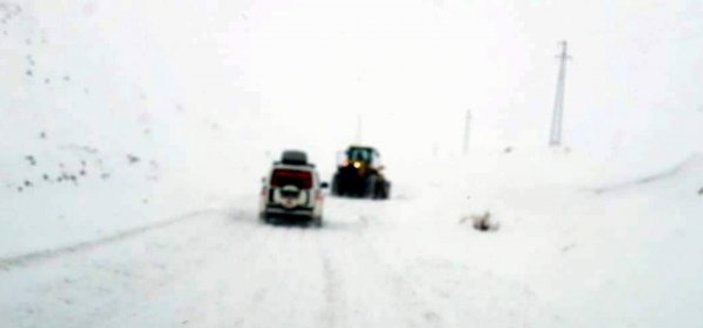 Siirt'te karla kapanan yolda doğum yapan kadına yardım