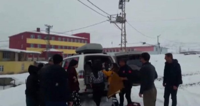 Siirt'te karla kapanan yolda doğum yapan kadına yardım