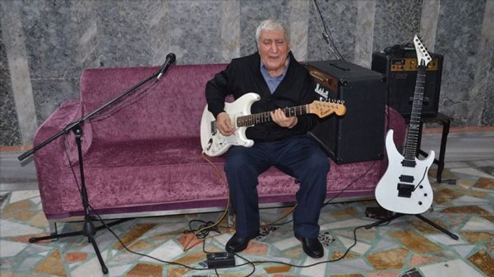 Gitarist Neşat Dinçer, huzurevinde de müzik yapıyor