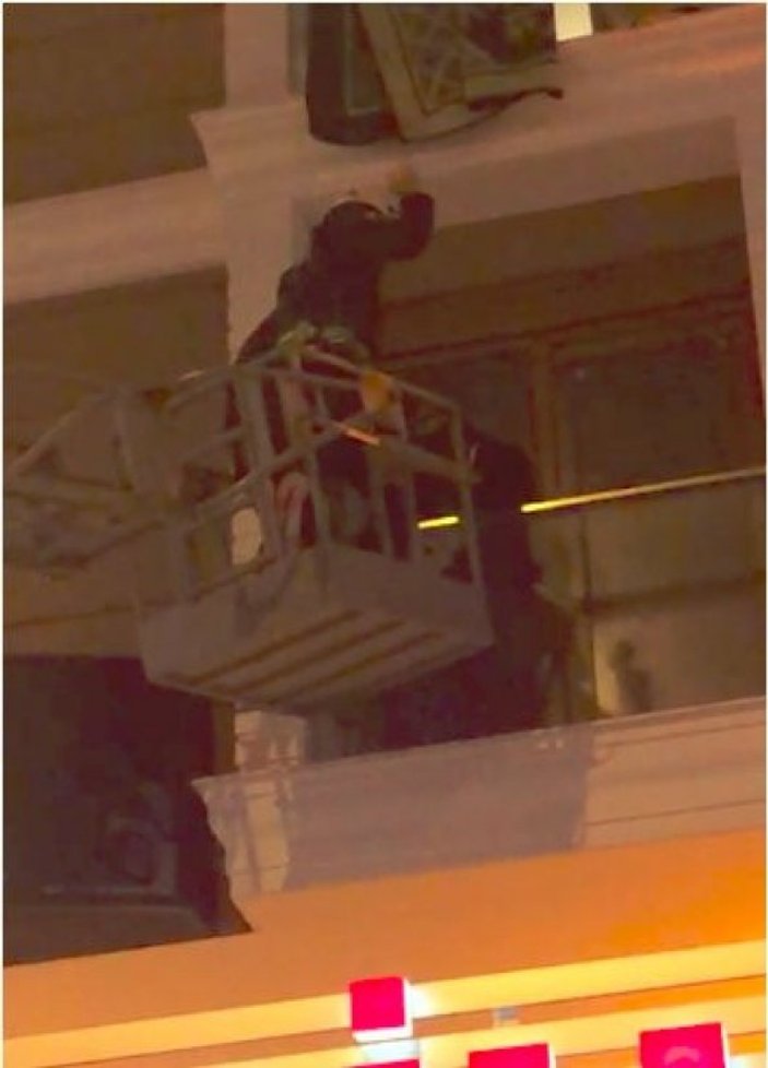 Antalya'da kumar baskınında balkondan atladı