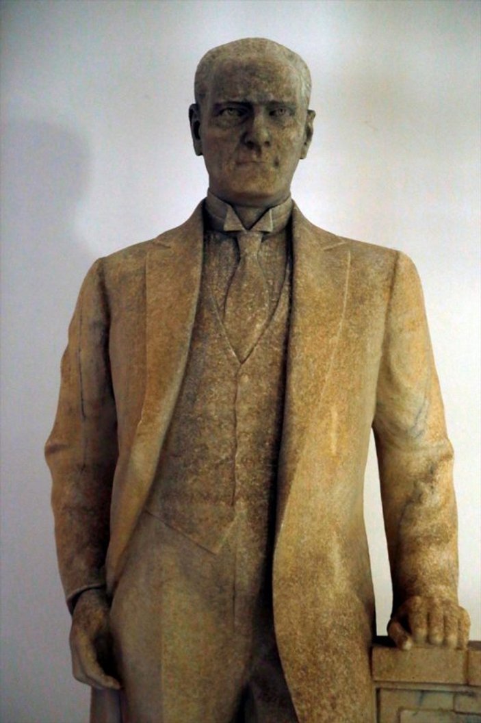 Atatürk'ün 1929'da yapılan heykelinin restorasyonu tamamlandı