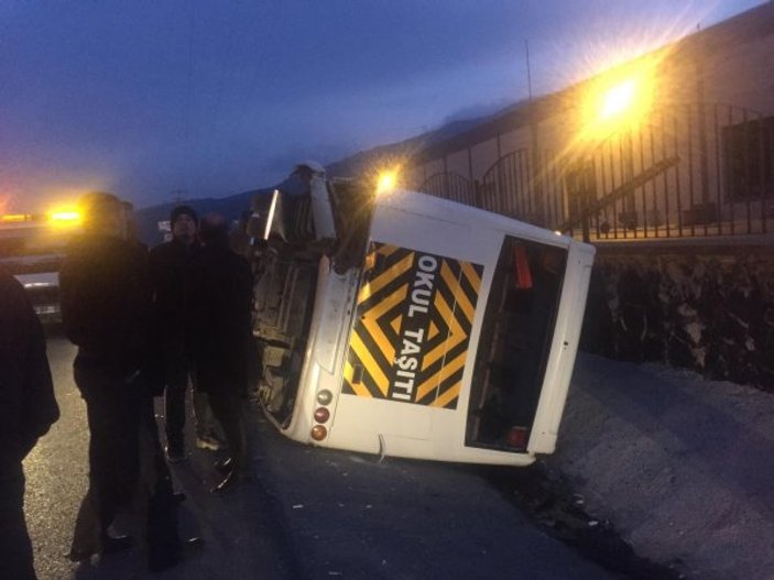 İzmir'de servis aracı devrildi: 8 yaralı