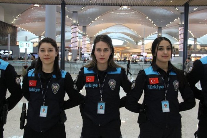 Pasaport polislerinin yeni kıyafetleri