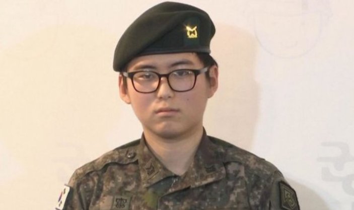 Güney Kore'de cinsiyet değiştiren asker ordudan atıldı