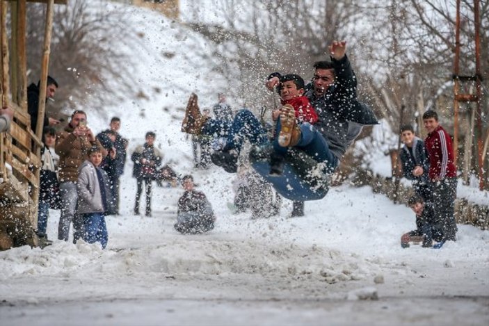 Van'da çocukların bidonlarla kızak keyfi