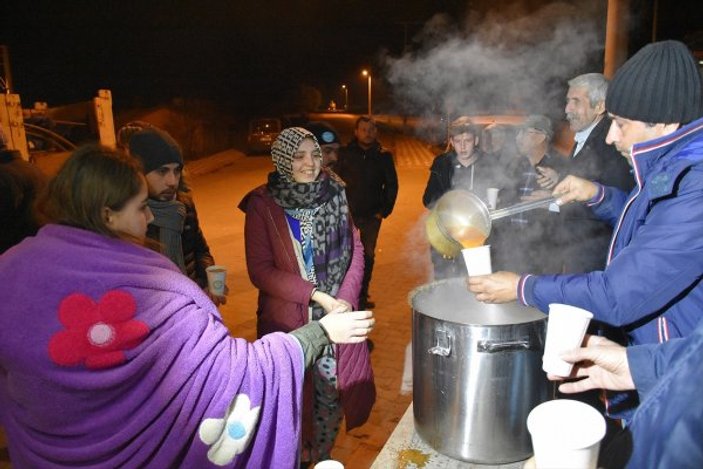 Manisalılar geceyi yine sokakta geçirdi