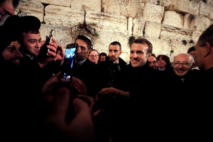Macron Ağlama Duvarı'nda