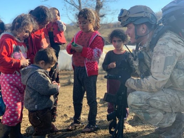 Diyarbakır'da Türk askerinden çocuklara yardım