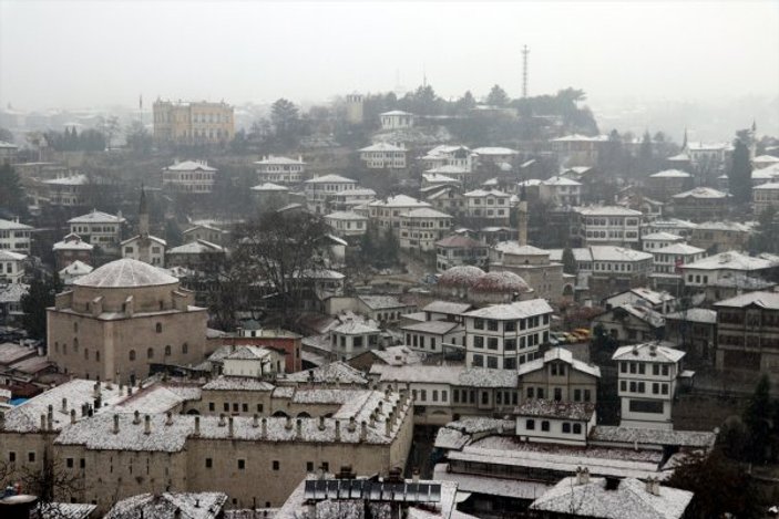 Safranbolu'da kar tarihi konakları beyaza bürüdü