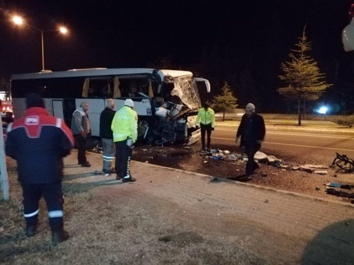 Uşak’ta yolcu otobüsü kaza yaptı: 16 yaralı