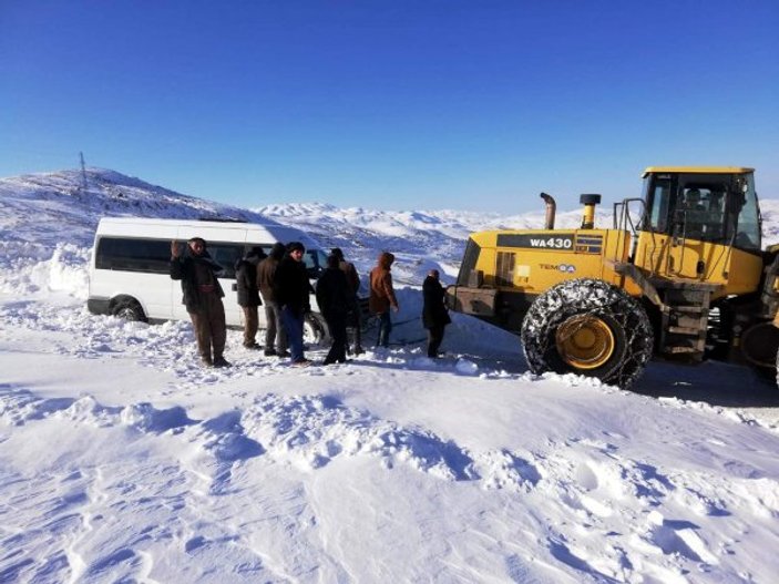 Siirt'te karda 2 yolcu minibüsü mahsur kaldı