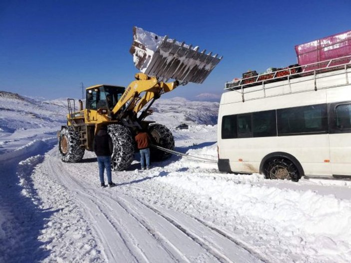 Siirt'te karda 2 yolcu minibüsü mahsur kaldı