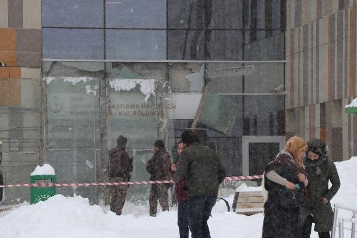 Van'da hastane girişindeki çatı çöktü: 9 yaralı