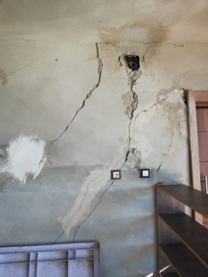 Deprem sonrası Çınar’da evlerin duvarları çatladı
