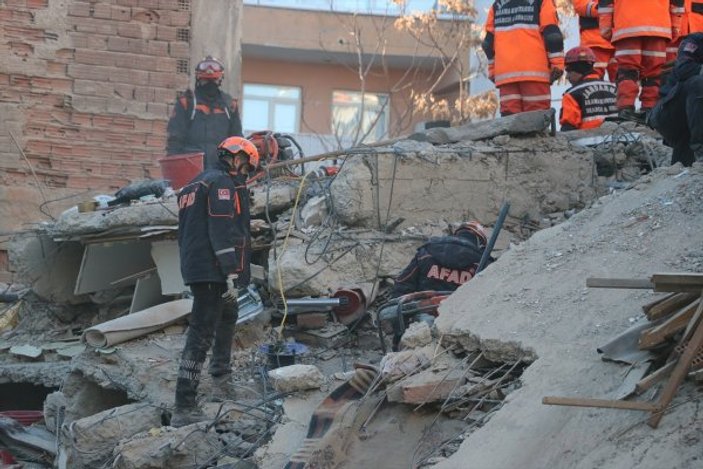 Elazığ'da enkazdan bir kişi daha çıkarıldı
