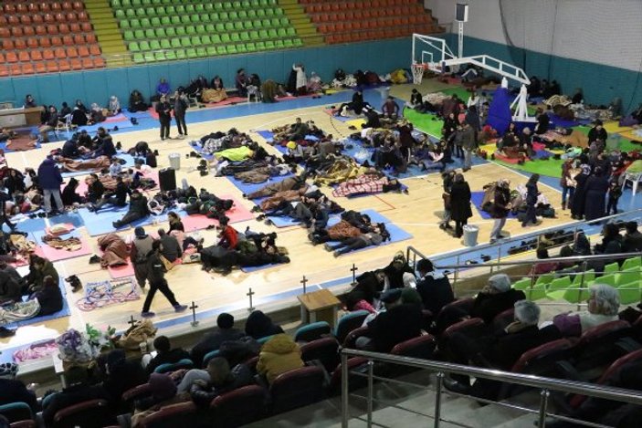 Elazığ'da bazı vatandaşlar geceyi spor salonunda geçirdi