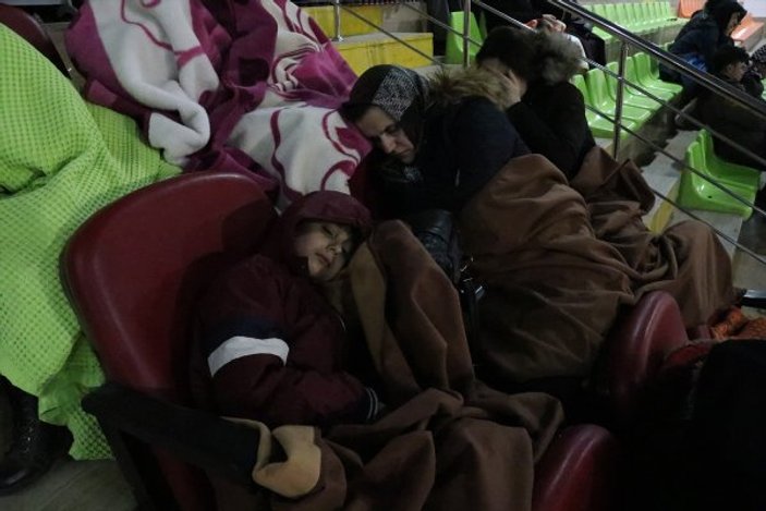 Elazığ'da bazı vatandaşlar geceyi spor salonunda geçirdi