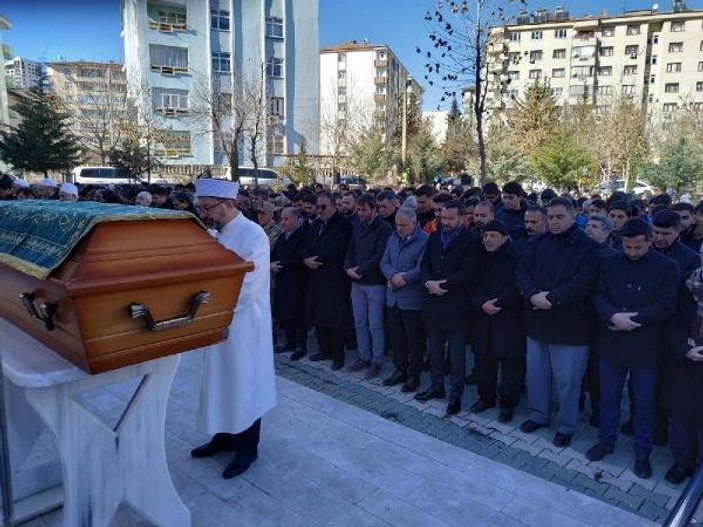 Elazığ'da depremde ölen anne ve oğlu toprağa verildi