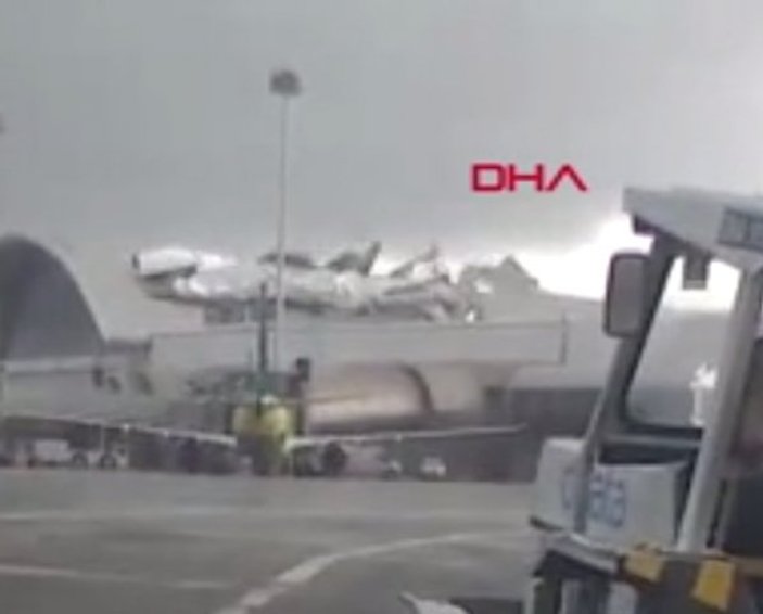 Brezilya'da rüzgar havaalanının çatısını uçurdu