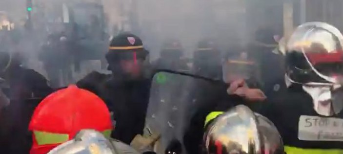 Paris'te itfaiye ile polisin çatışması