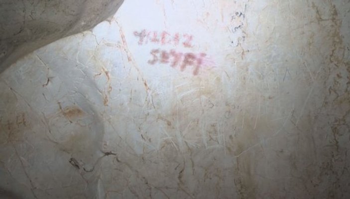 Oyluk Mağarası'na isim yazıp, kalp çiziyorlar