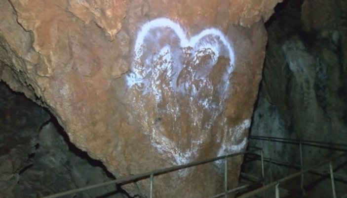 Oyluk Mağarası'na isim yazıp, kalp çiziyorlar
