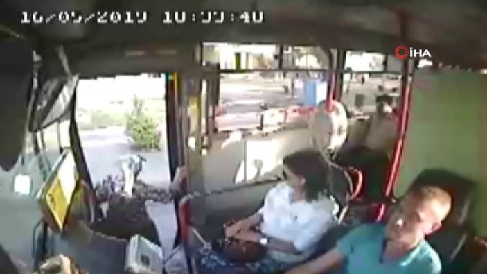 Adana'da yaşlı kadın otobüsten düştü
