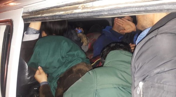 Çanakkale'de 9 kişilik araçtan 22 mülteci çıktı