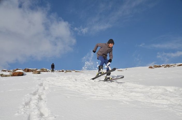 Kars'ta köylü çocuklar dağ yamacını piste çevirdi