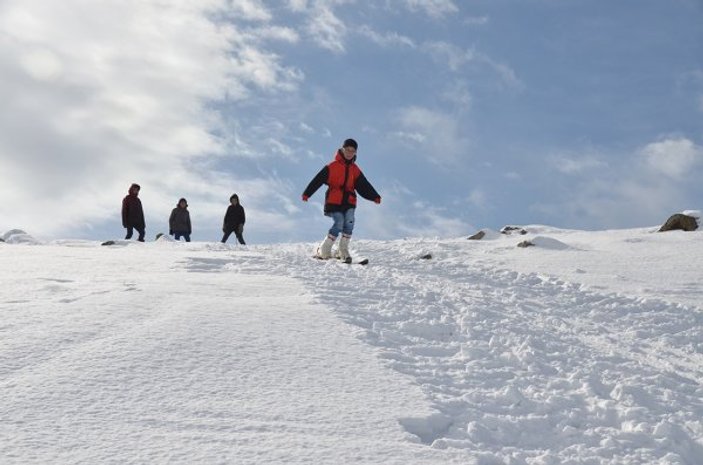 Kars'ta köylü çocuklar dağ yamacını piste çevirdi