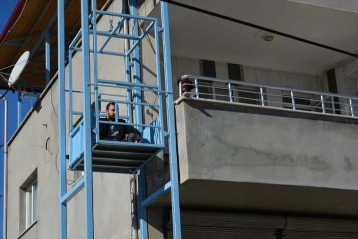 Yürüyemeyen oğlu için evinin balkonuna asansör yaptırdı