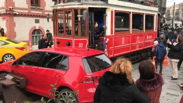 Tramvay kaza yaptı, görenler fotoğraf çektirdi