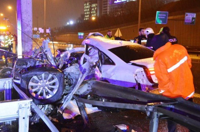 İstanbul'da bariyerlere çarpan araçtaki sürücü öldü