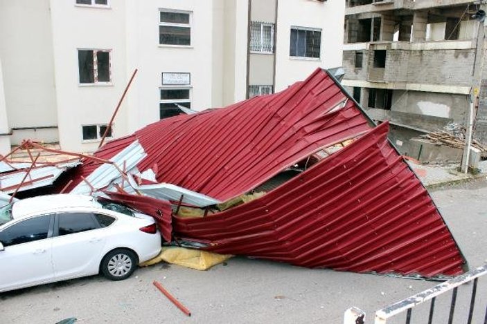 Fırtınada uçan çatı, otomobilin üzerine düştü