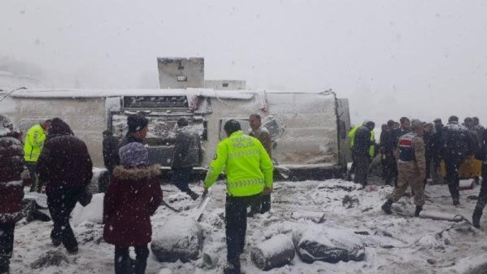 Erzincan'da, buzlanan yolda otobüs yan yattı: 46 yaralı
