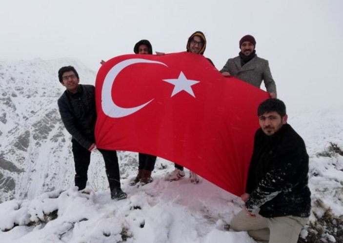 Yunan vekile Keşiş Dağı'nda Türk bayraklı tepki