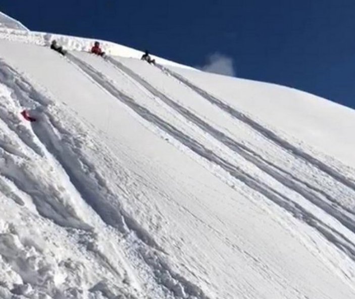 Karda kayan çocuklar, düşen çığdan son anda kurtuldu