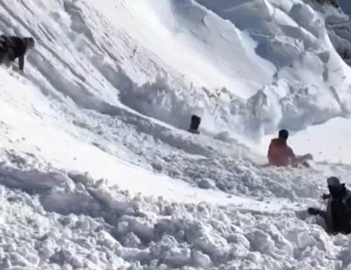 Karda kayan çocuklar, düşen çığdan son anda kurtuldu