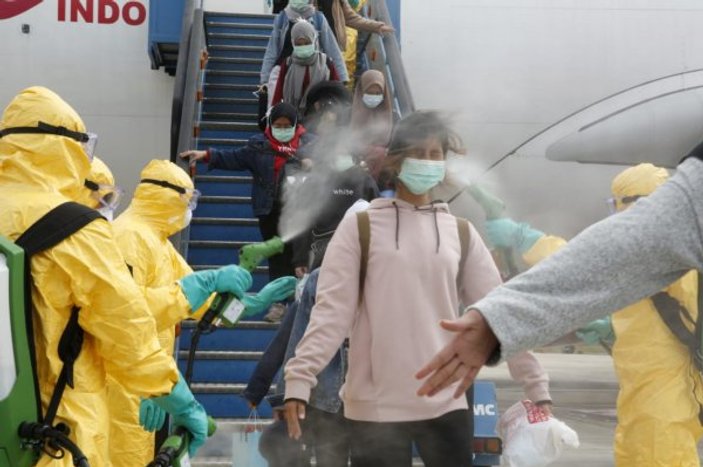 Endonezya, koronavirüse karşı spreyle önlem aldı