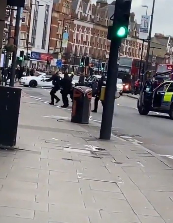 Londra'da bıçaklı saldırı