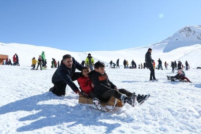 Hakkari'de kayak merkezi hafta sonu doldu