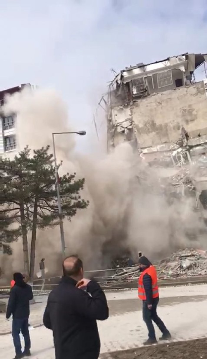 Malatya'da hasarlı bina yıkım işlemi sırasında çöktü