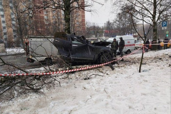 Rusya'da ağaçlara çarpan araçtaki 2 kişi öldü