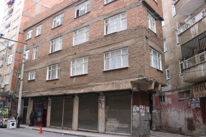 Diyarbakır'da tek kolon üzerine 3 katlı bina