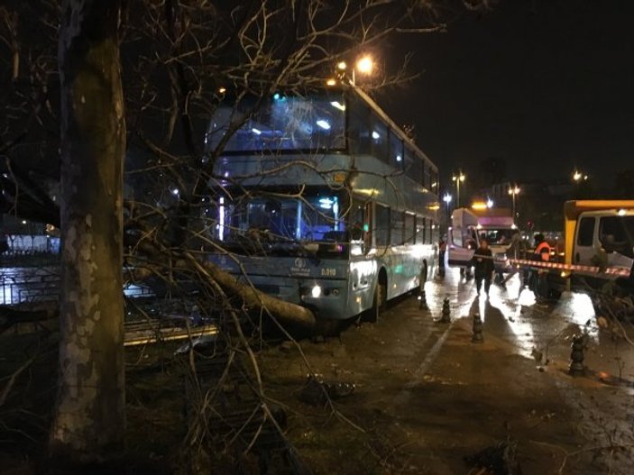 Kartal'da özel halk otobüsü durağa daldı: 5 yaralı