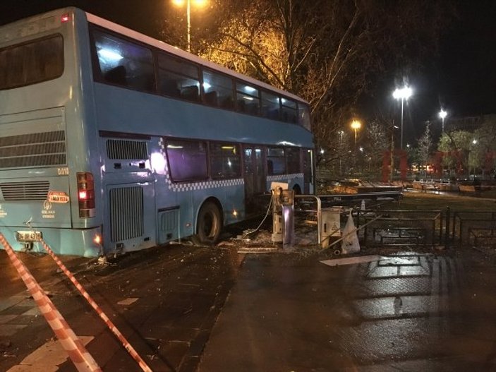 Kartal'da özel halk otobüsü durağa daldı: 5 yaralı