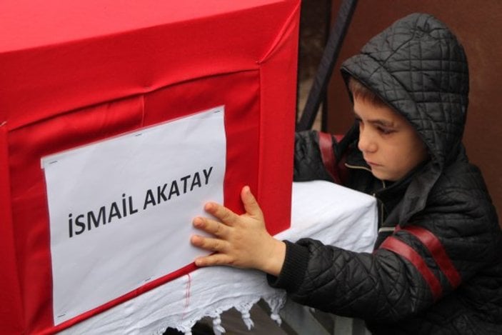 Şehit cenazesinde CHP çelenkleri parçalandı