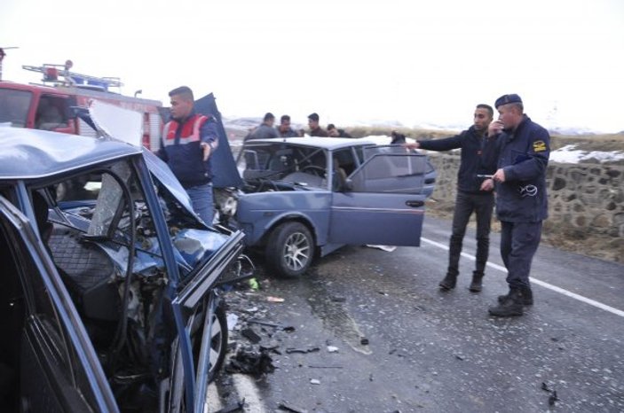 Malatya'da iki otomobil kafa kafaya çarpıştı: 5 yaralı