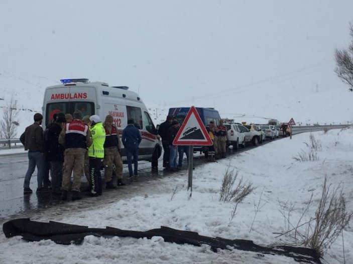 Erzurum'da halk otobüsü devrildi: 1 ölü, 21 yaralı