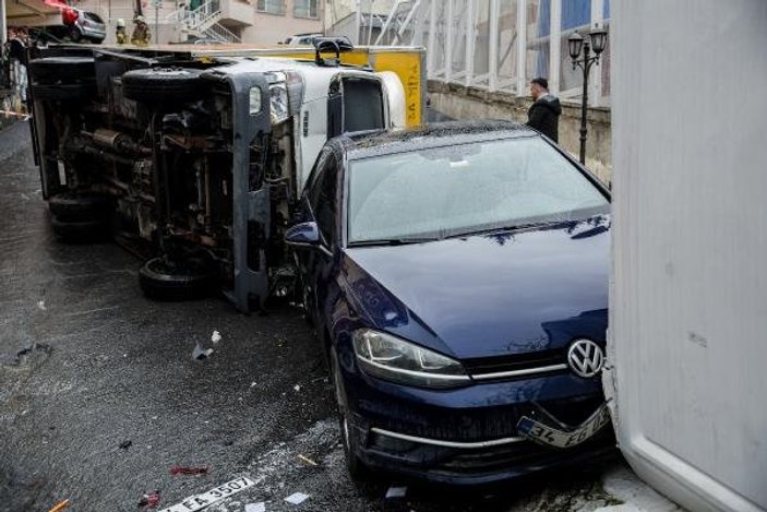 Beşiktaş'ta kaza yapan kamyonet devrildi